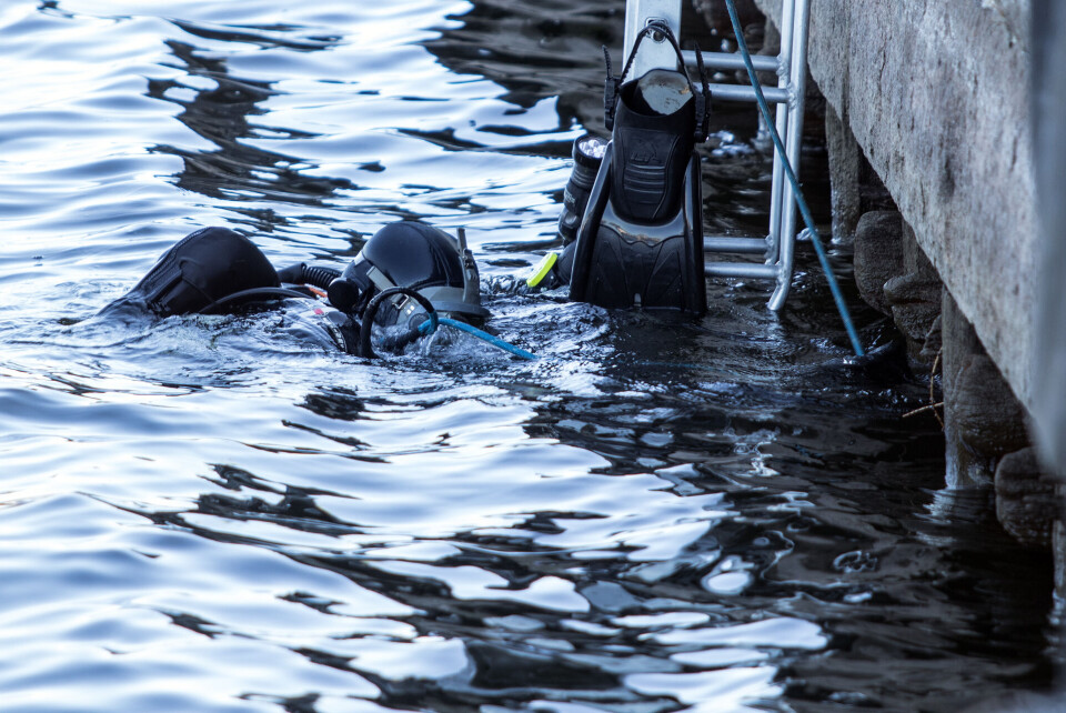 SØKTE I VANNET: Dykkere gjorde funnet på Tangenkaia ved havna i Drammen.