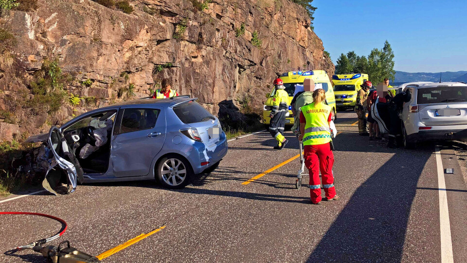 TIL SYKEHUS: Her blir føreren av bilen til venstre kjørt vekk på båre.