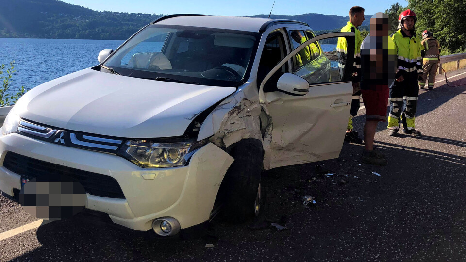 - Føreren av Toyotaen har kommet over i motgående kjørefelt og truffet den andre bilen. Føreren fraktes til sykehus med lettere skader, opplyser politiet på stedet til DRM24.no.
