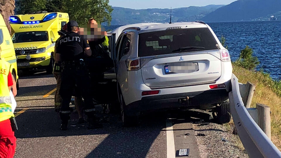 Smadret i fjellveggen etter frontkollisjon på Svelvikveien