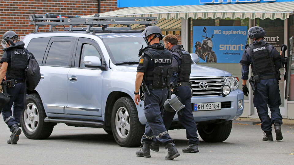 AKSJONERTE: Her har politiet akkurat sjekket ut en adresse i Hokksund sentrum.