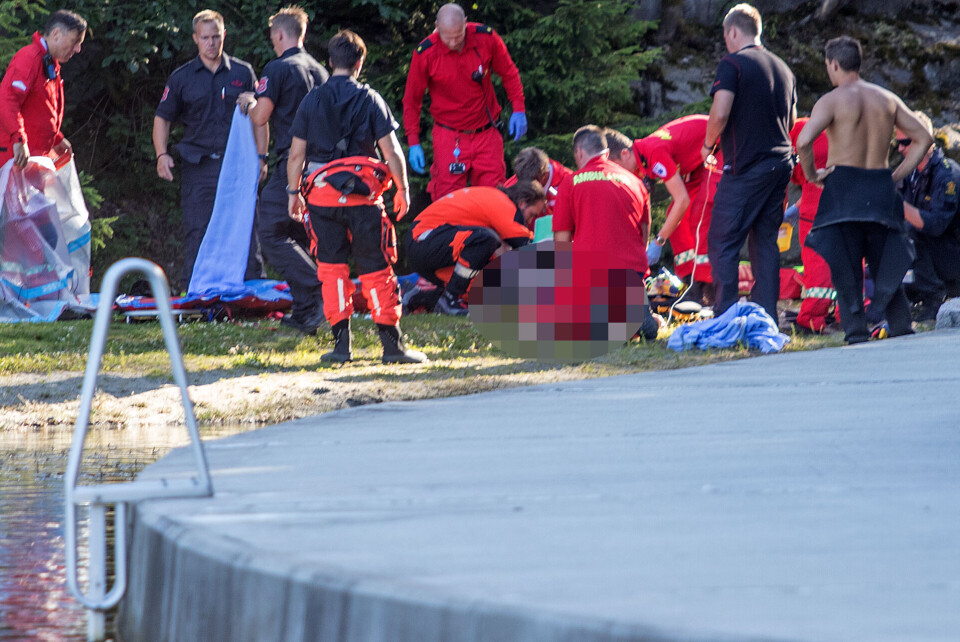 Etter hva DRM24 får opplyst på stedet dreier det seg om en ung mann som skal ha vært i følge med flere jevnaldrende, da han forvant under vann og ikke kom opp igjen.
