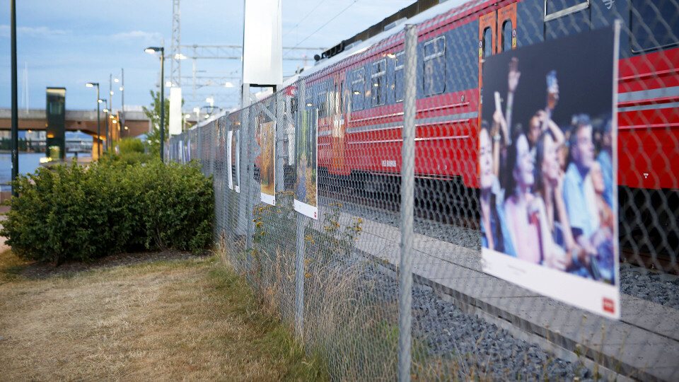 Fotoutstillingen er hengt opp på gjerdet langs turstien ved elva mellom Bybrya og Ypsilon.