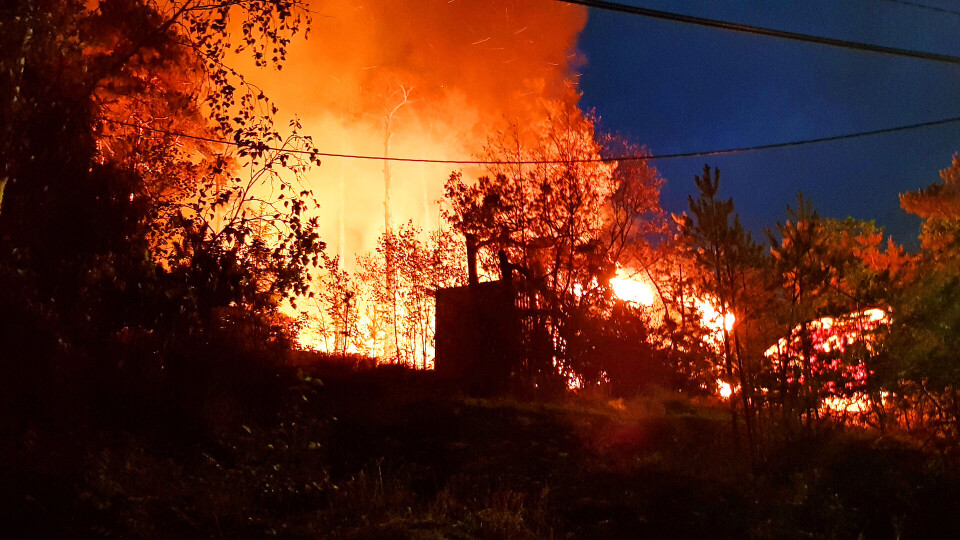 Reddet innelåst jente ut fra brennende hytte i siste liten