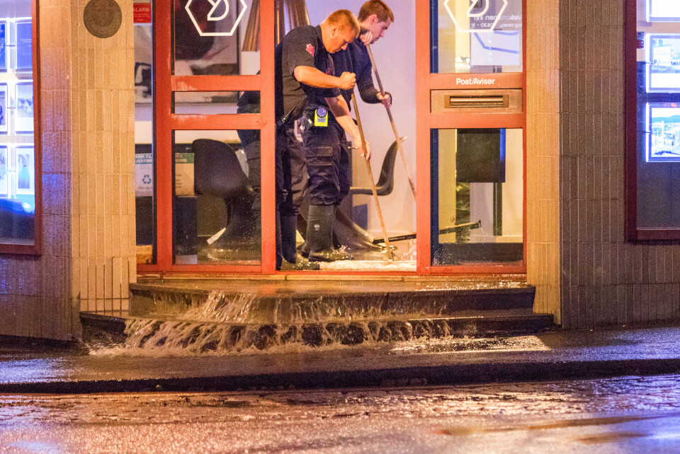 - Vannet stod helt opp i taket i kjelleren og flommet opp i 1. etasje, opplyser brannvesenet på stedet til DRM24.STORE VANNMASSER: Slik så det ut hos Eiendomsmegler Dahl. Vannet flommet gjennom bygningen.