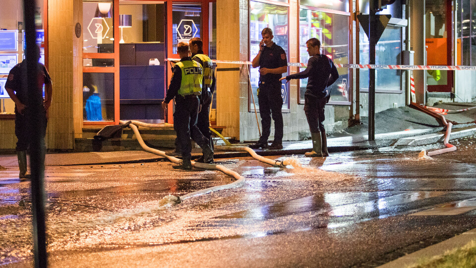 Området er nå sperret av Drammen kommune, som må grave opp for utbedring av vannledningen, og deretter lage ny vei.