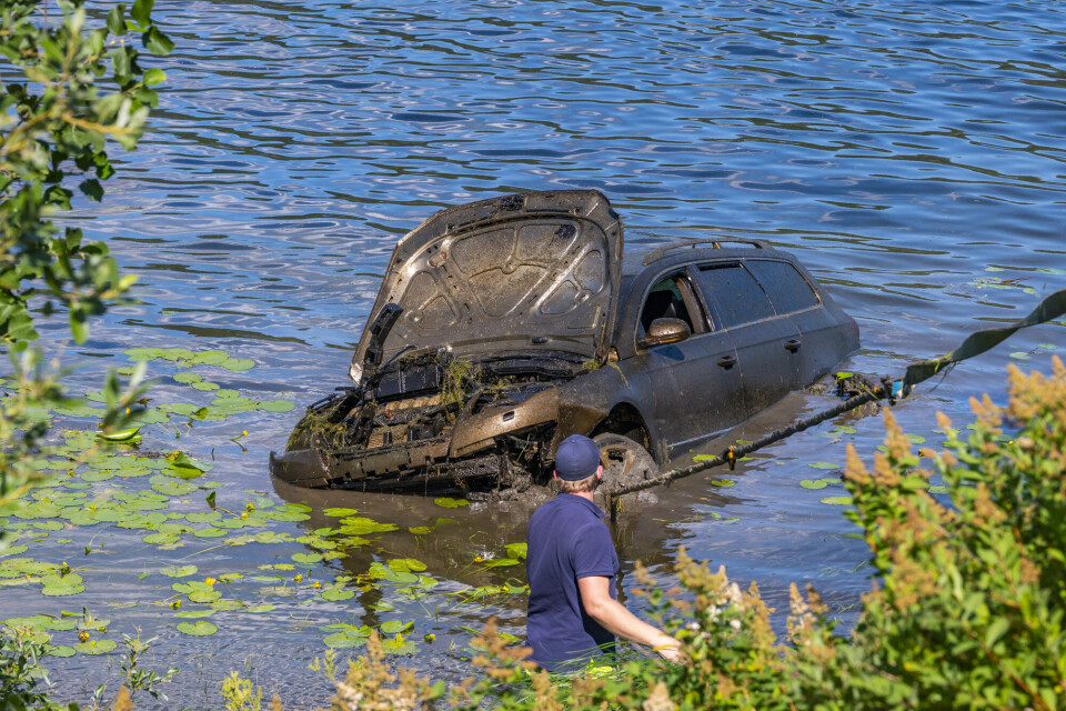 HEVET: Her kommer bilen, en Volkswagen Passat, til overflaten. Den bærer preg av å ha ligget i vann en god stund.