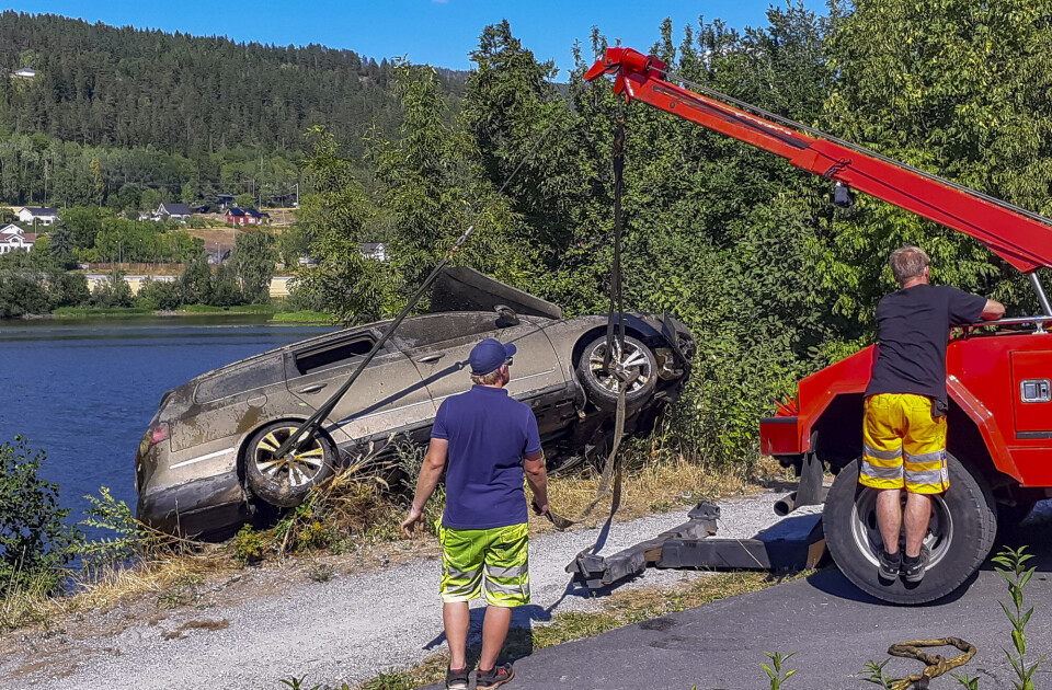 Politiet etterforsker mystisk bilfunn i Drammenselva