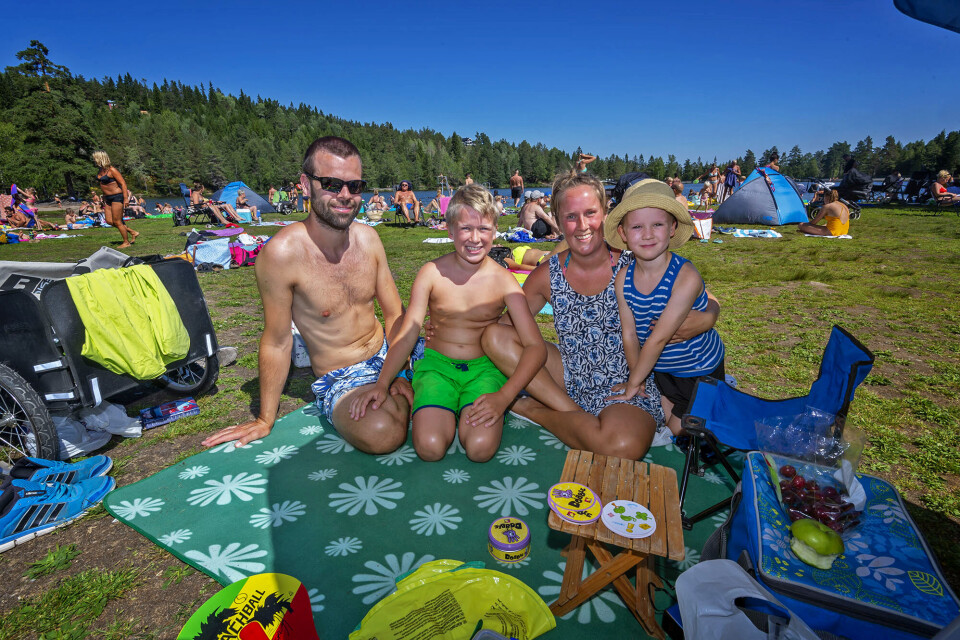 HETT: Fra venstre Eivind Brøndstad, sønnen Ludvig som har fått ny elsykkel, mamma Guro Brønstad Bjørge og yngstemann Ulrik. Sykkelfamilien på tur koste seg på Landfalltjern i supervarmen fredag.