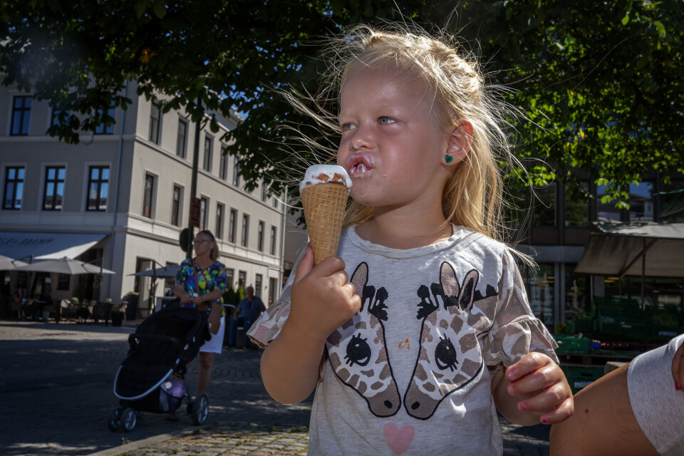 Sandra er på bytur og nyter en is på Bragernes torg uten å la varmen dempe gleden.