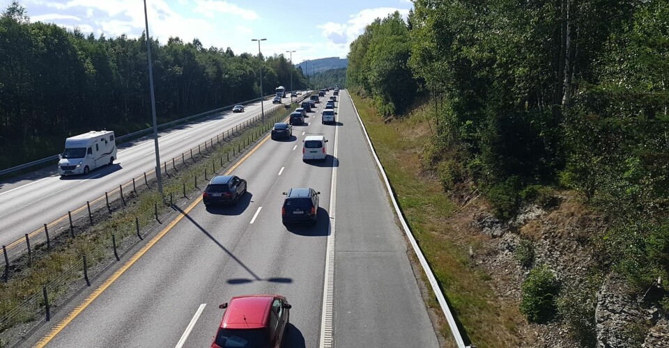 FORTSATT TRAFIKALE PROBLEMER: DRM24s reporter er på plass i Asker og kan informere om lange køer klokken 16.20.