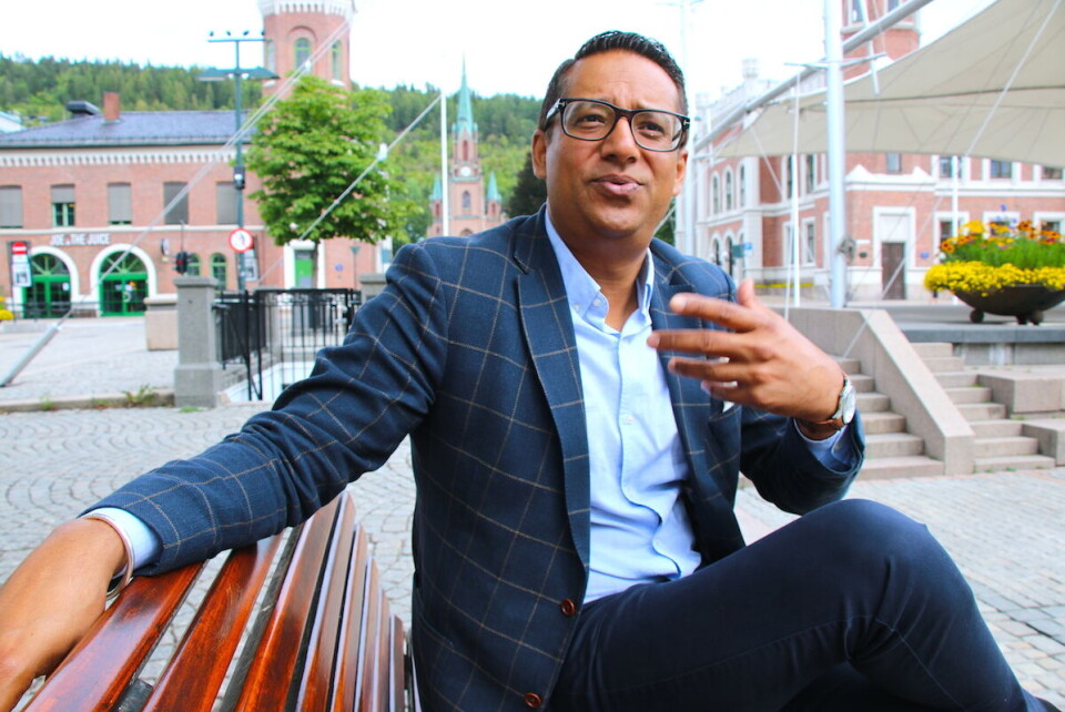 KJENTE OMGIVELSER: Gilani forklarer om opp- og nedturer, her foran rådhuset i Drammen.