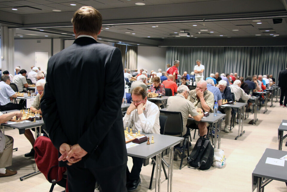 STRENGE MED JUKS: Dommerene følger nøye med, og stopper enhver form for kommunikasjon.