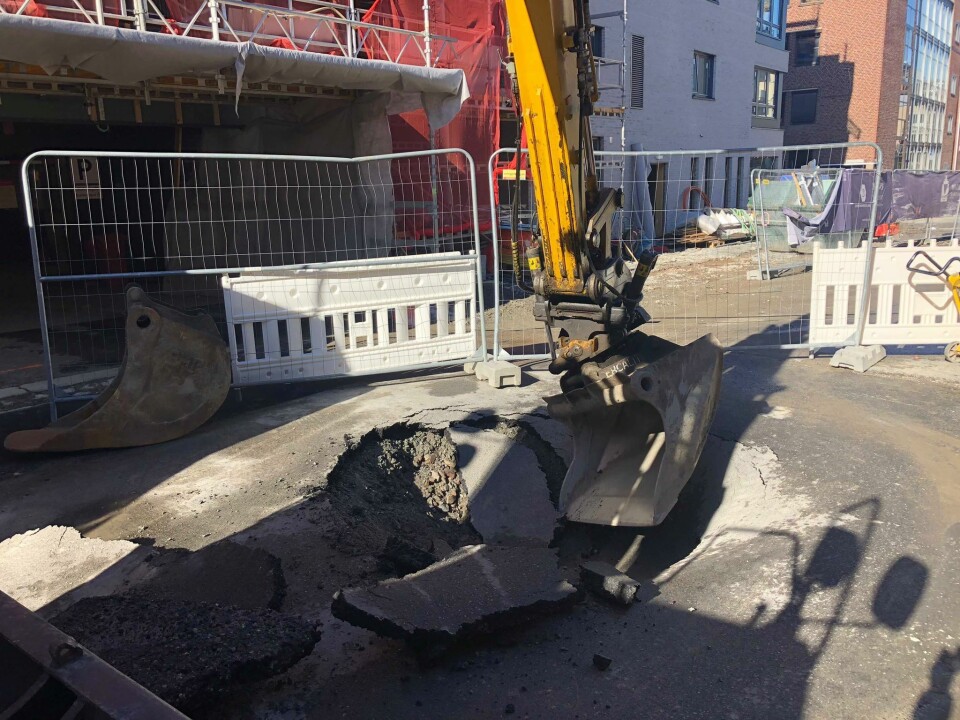 REPARERER: En gravemaskin er satt på jobben. Hullet skal tettes iløpet av dagen.
