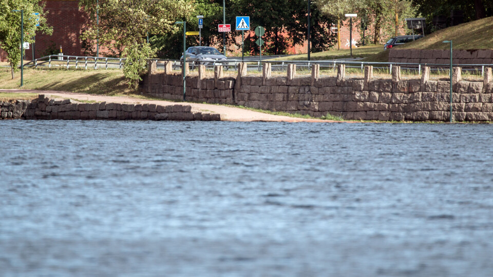 STORMFLO: Her er gangveien ved Pølsesvingen i Drammen under vann. (FOTO: ALEXANDER JANSEN / DRM24)