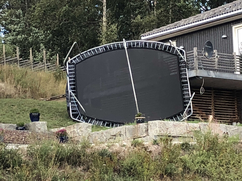 FLYGENDE TRAMPOLINE: Denne ble tatt av vinden på Konnerud. (FOTO: ALEXANDER JANSEN / DRM24)
