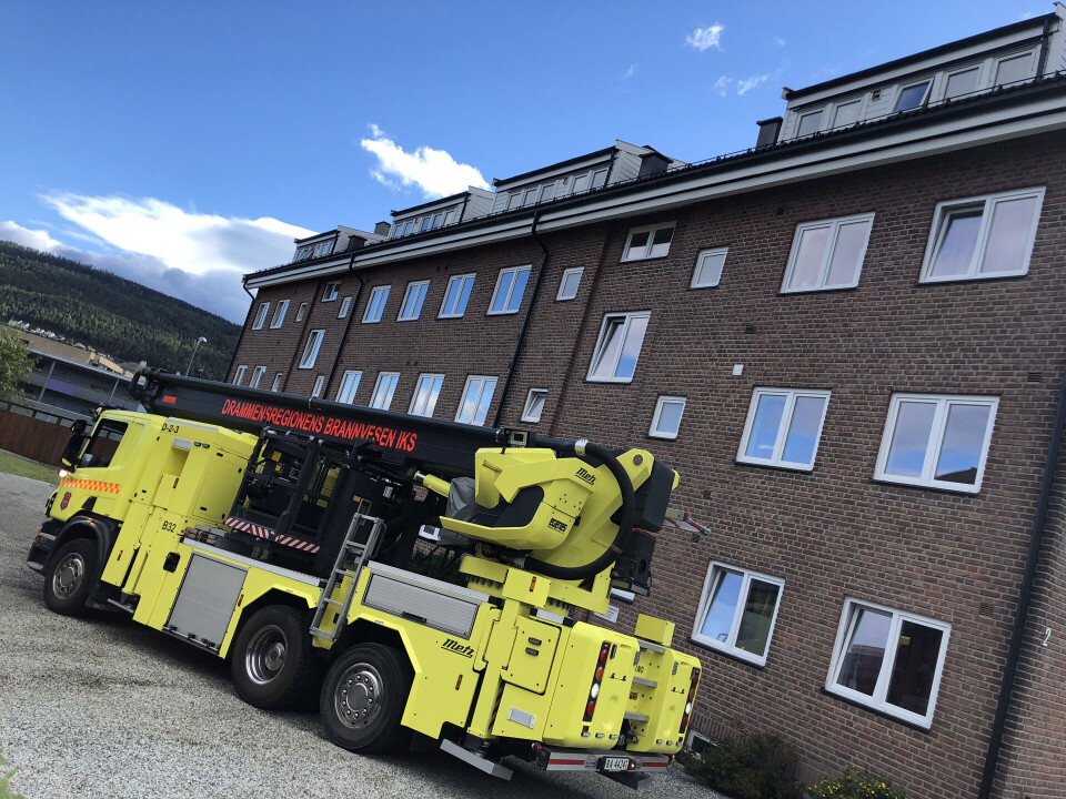 LØSE TAKPLATER: Brannvesenets stigebil måtte sikre et tak i Nordahl Bruns gate. (FOTO: ALEXANDER JANSEN / DRM24)