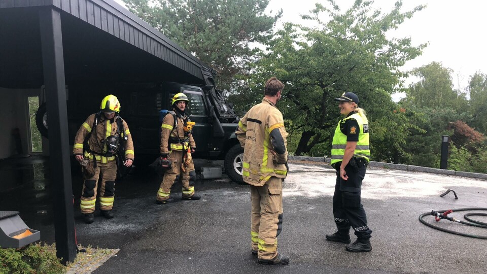 Tok fyr da bil ble startet opp - brannen spredde seg til carport