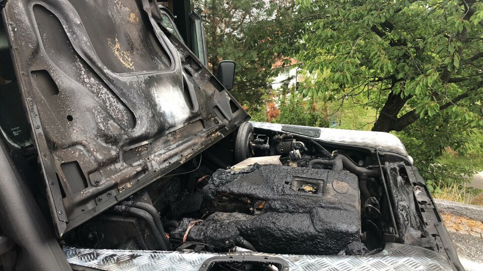Tok fyr da bil ble startet opp - brannen spredde seg til carport