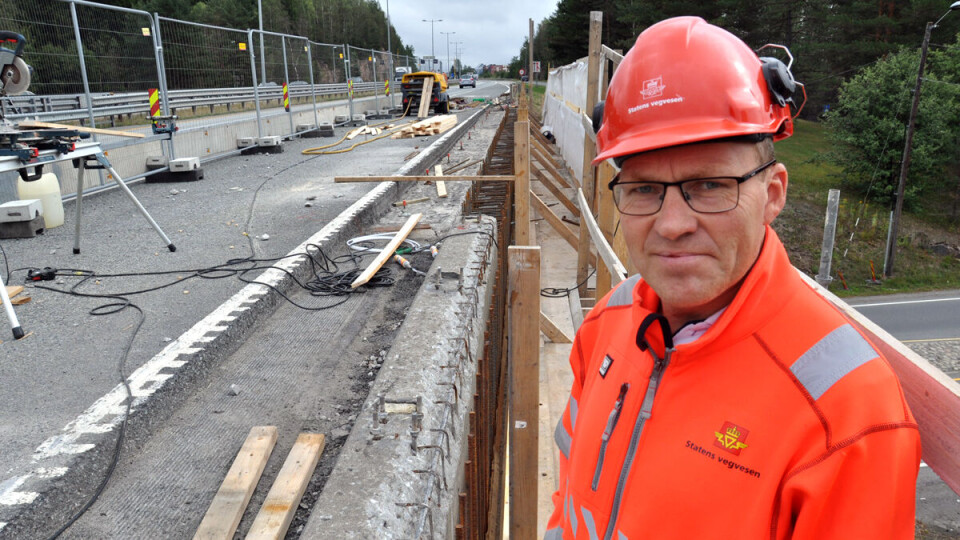 RENOVERES: Senioringeniør Øyvind Lindland i Statens vegvesen ved en av landets eldste motorvegbruer ved Tranby i Buskerud.