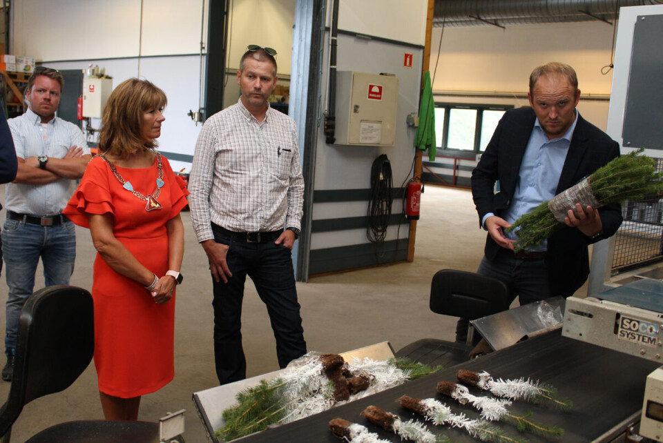VISTE INTERESSE: Landbruksministeren viste stor interesse for produksjonslinjen som vokset plantene slik at de skulle kunne tåle minst to sesonger uten angrep av snutebillen. Her sammen med ordføreren og Helge Nordby fra Fylkesmannen.
