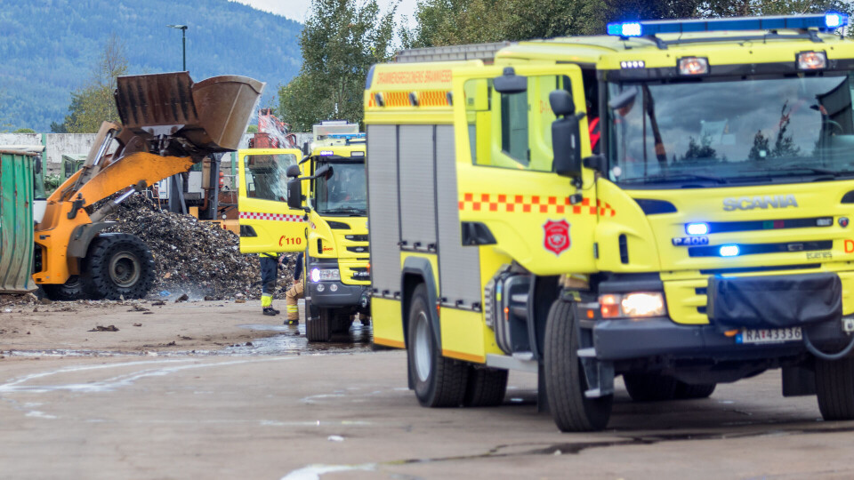 SLUKKET MED HJULLASTER: Bak kan man se hjullasteren i aksjon med å dumpe vann på avfallshaugen. (FOTO: ALEXANDER JANSEN / DRM24)