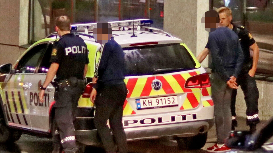 Tre til legevakt og to pågrepet etter blind vold på bybrua