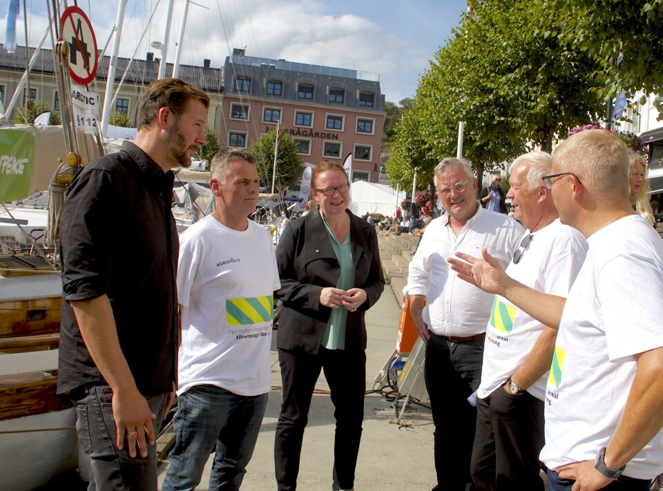 BØNDER I BYEN: Det var tittelen på debattseminaret om Agropolis-prosjektet under Arendalsuka på tirsdag der Vestaksen Eiendoms Morten Hotvedt(t.h.), styreleder Per Christian Voss og bonde Anund Wigen(t.v.) stilte i egne Agropolis-T-skjorter. Her er trioen i samtale med daglig leder i DARK arkitekter, Arne Reisegg Myklestad(t.v.), fylkesleder i Senterpartiet i Oslo, Bjørg Sandkjør og direktør for samfunn og plan i Aspelin Ramm Eiendom, Sverre Landmark.