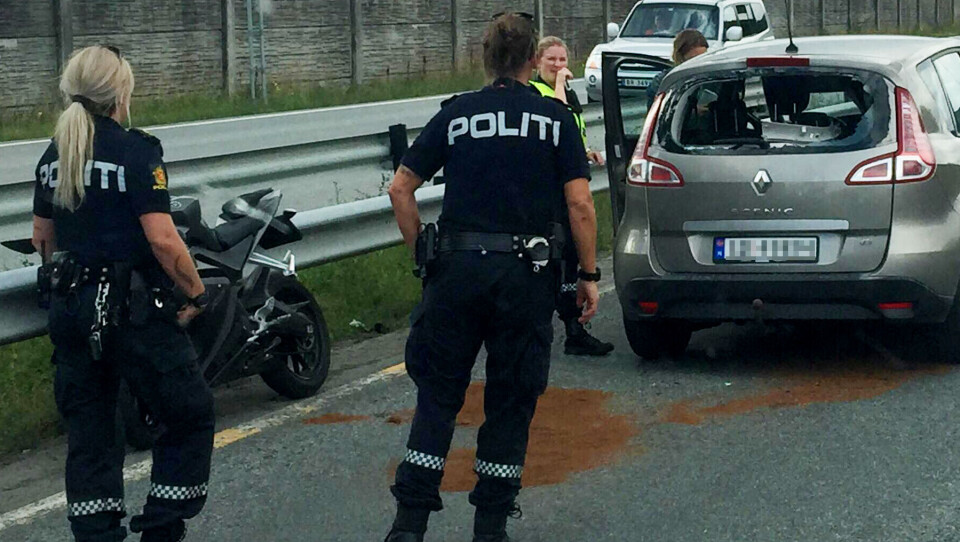 KRAFTIG SMELL: Bilen fikk knust bakrute da motorsykkelen kom brasende.