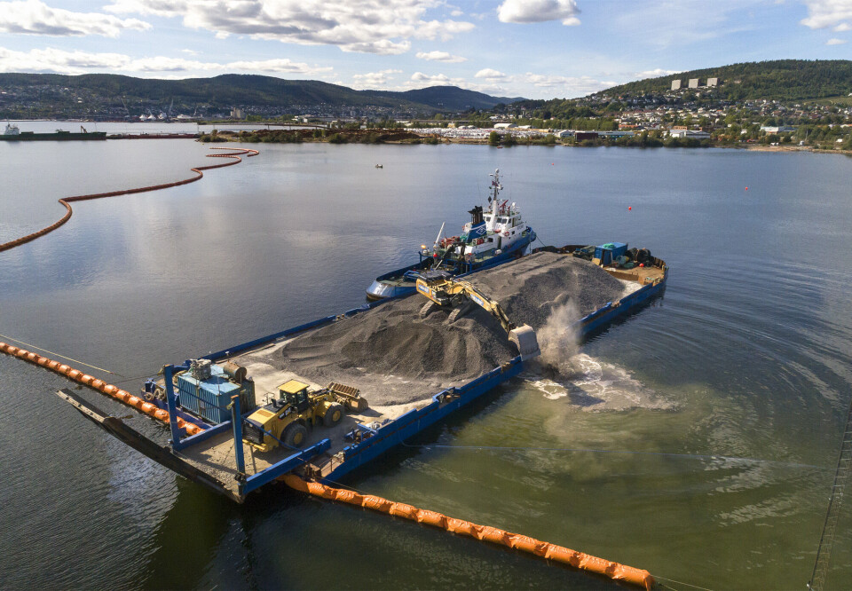 De første massene losses nå fra lektere i Gilhusbukta.