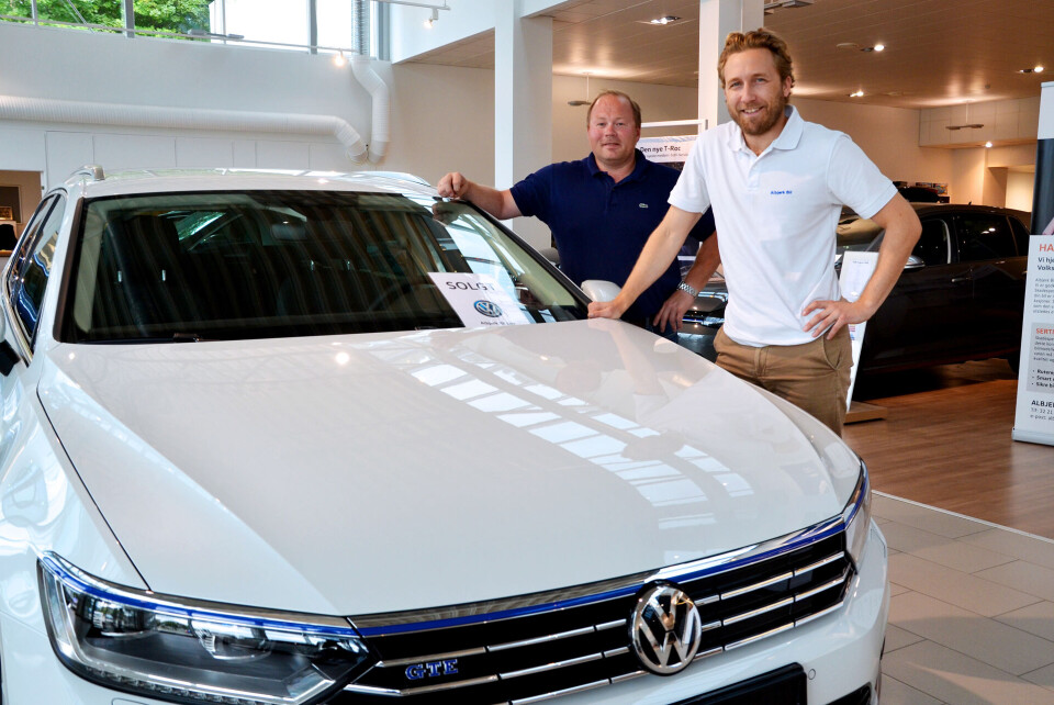 Salgssjef Lars-Gunnar H. Martinsen (foran) og daglig leder Marius Jagland Berntzen kan glede seg over sterke sommertall for VW-forhandleren i Lier.