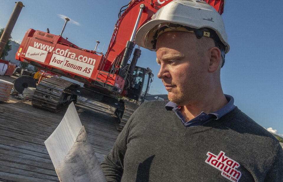 DRENERING: - Disse flate rørene presses flere titalls meter ned i sjøgrunnen og virker som drenering av vannet nå steinmassene dumpe på gjørmegrunnen, sier Ivar Andreas Tanum.