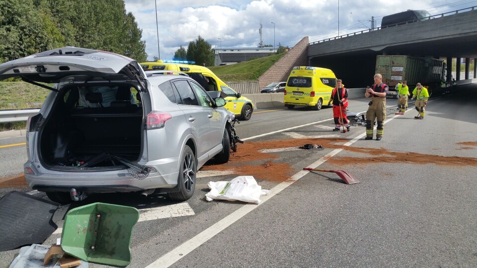 E134 var stengt i lang tid mens oppryddingsarbeidet pågikk. Veien ble gjenåpnet i 14.00-tiden. Det var lange køer i retning Drammen som følge av denne ulykken.