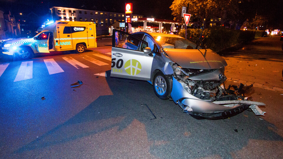 Smadret taxi og stakk fra stedet