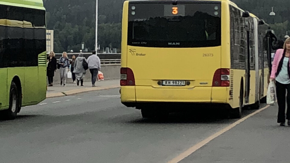 Leddbuss kjørte ned rekkverk og punkterte på Bybrua