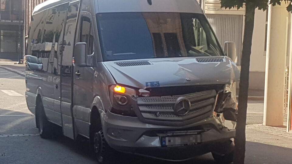 Frontkollisjon mellom taxi og personbil på Strømsø