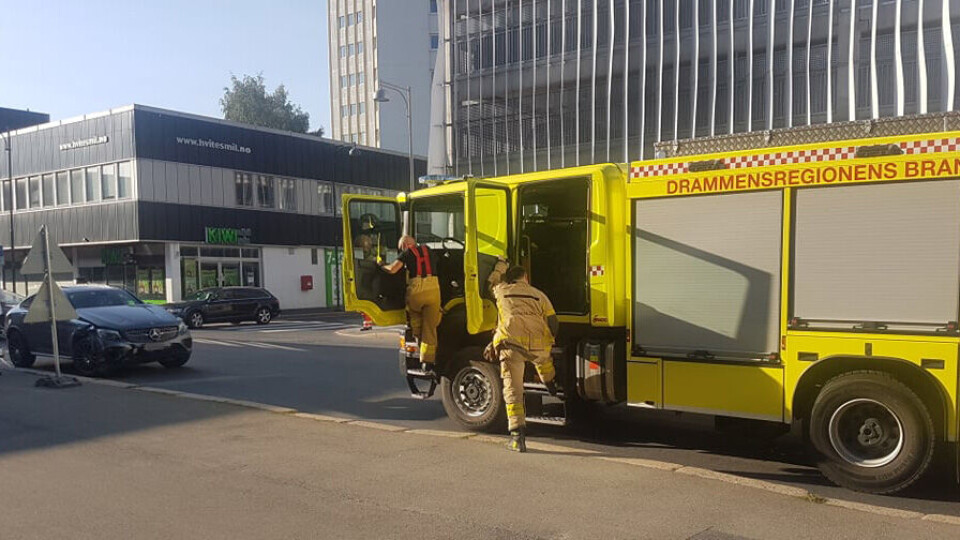 Frontkollisjon mellom taxi og personbil på Strømsø
