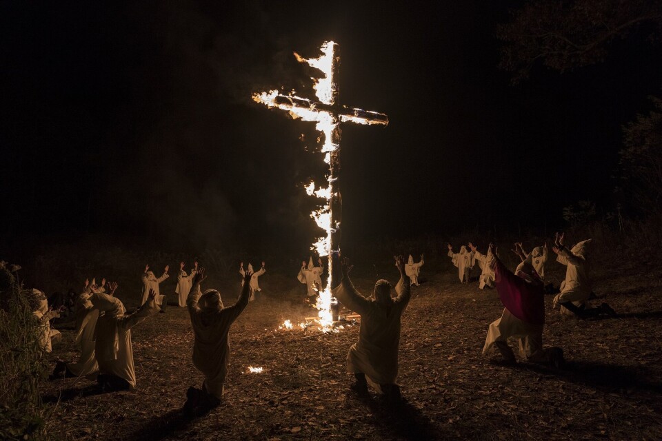 BRENNENDE KORS: Ku Klux Klan holder sin velkjente seremoni.
