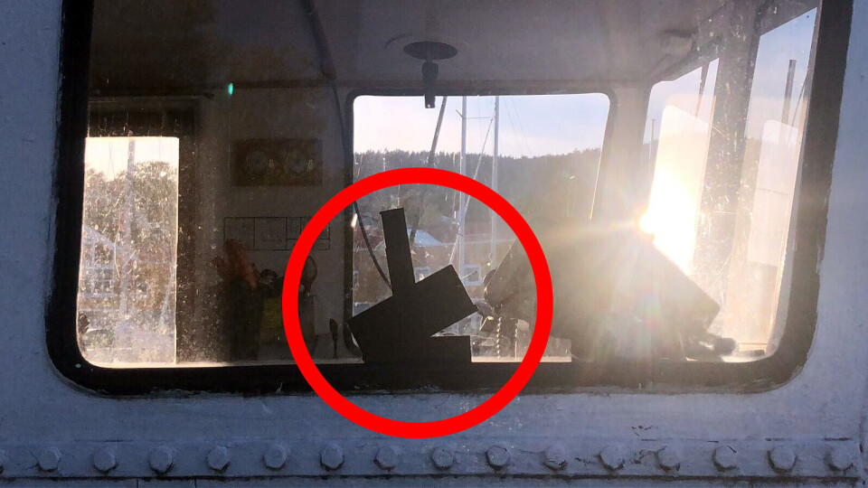 TEIPET: Eieren har nå teipet vinduene for å hindre at glasset faller fra hverandre.