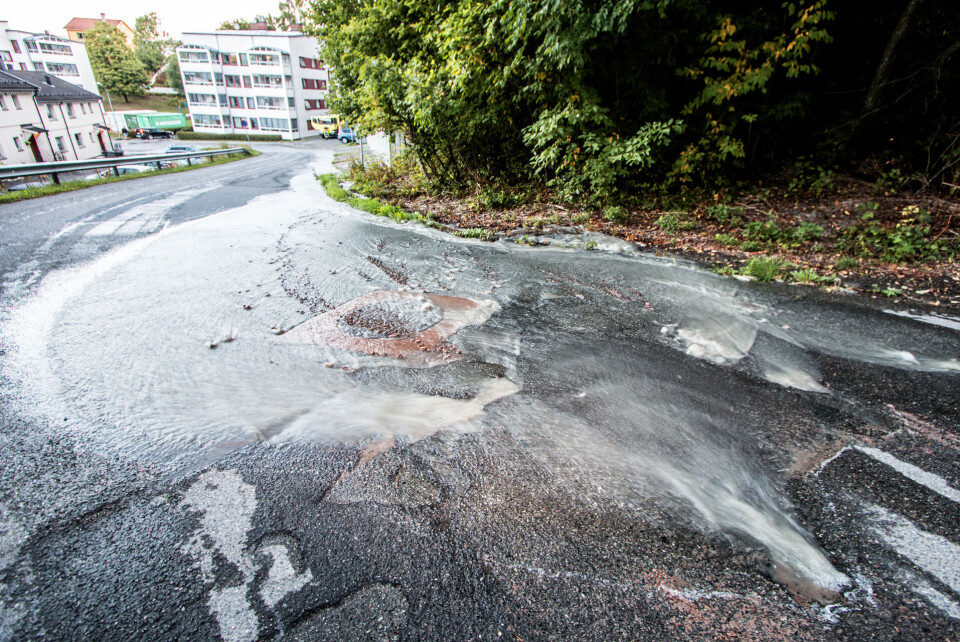 UNDERGRAVD: Veibanen har blitt undergravd av vannet og må repareres etter at et vannrør i bakken sprang lekk.