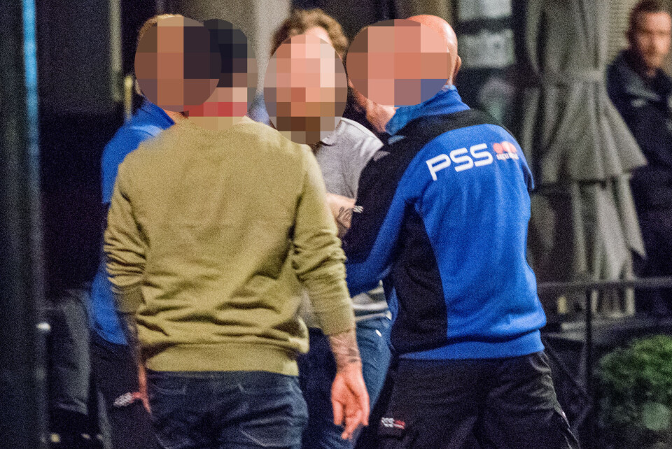 BASKETAK: Disse to bråkmakerne måtte skilles av dørvakter etter stengetid på Bragernes Torg.