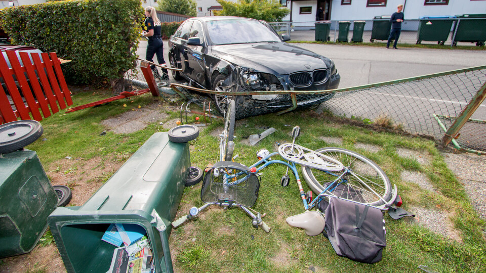 Bilfører meide ned lyktestolpe, gjerde og sykkelstativ