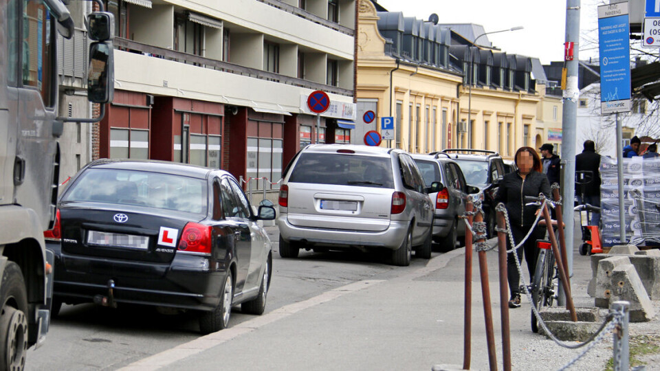 TOLLBUGATA: Det er ingen tvil om at det er trangt og kaotisk utenfor Elite mat. (FOTO: ALEXANDER JANSEN / DRM24)