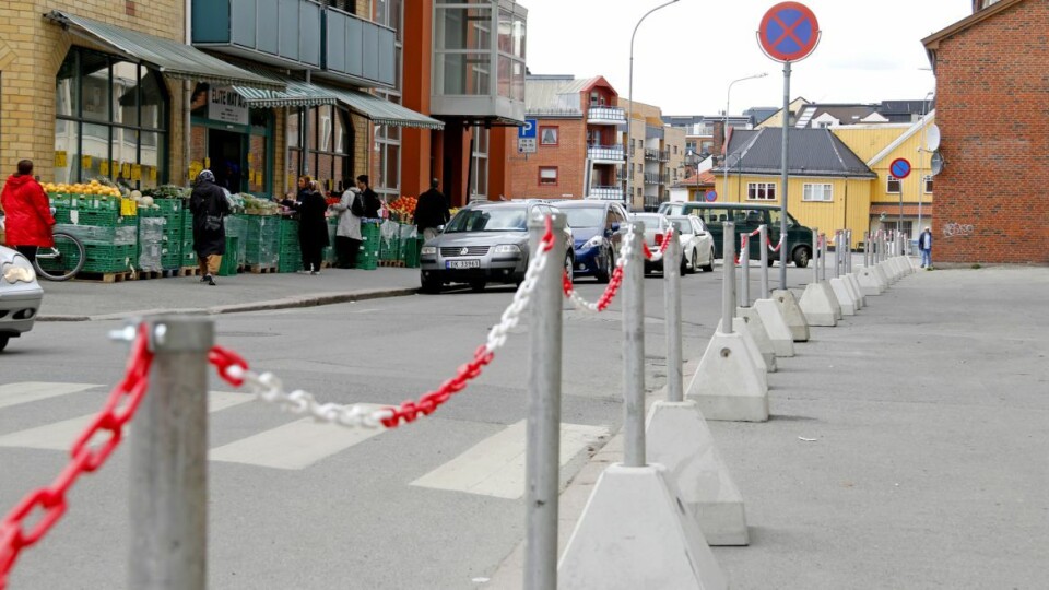SPERRET: Kommunen har gått drastisk til verks for å hindre at fortauet blir brukt til parkeringsplass. (FOTO: ALEXANDER JANSEN / DRM24)