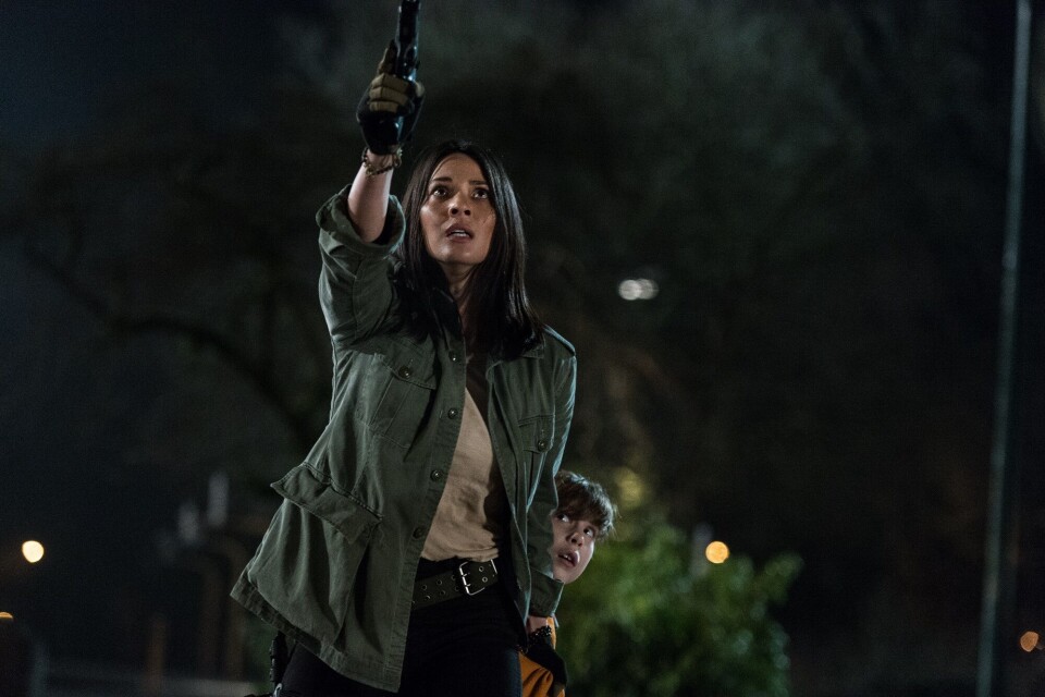 PÅ FLUKT: Olivia Munn spiller Casey Bracket, en forsker som ikke er redd for å fyre av et skudd eller to.