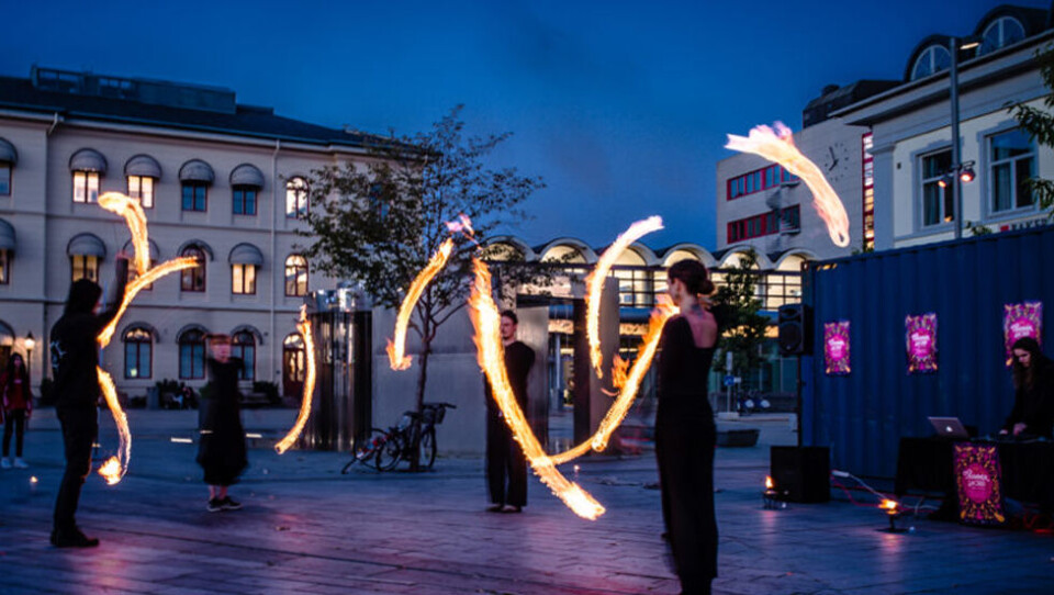 ÅPNINGSSEREMONI: «Drammen Sacred» ble sparket igang av Cloudlight Fire Tribe.