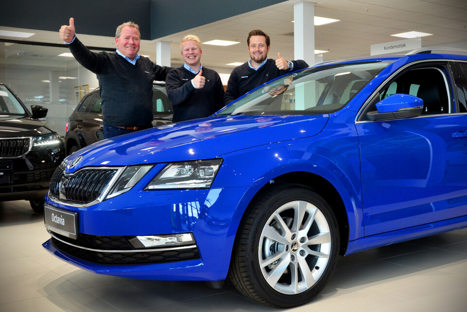 FOSSIL-SUKSESS: Oddmund Bakken, Per Kristian Plassen og Kristian Marheim har god grunn til å smile fornøyd over Skoda-suksessen på Åssiden. Aller mest bidrar bestselgeren Skoda Octavia.