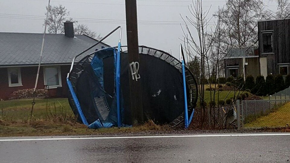 SIKRE LØSE GJENSTANDER: Trampoliner, hagemøbler og båter bør sikres ekstra godt før kvelden kommer.