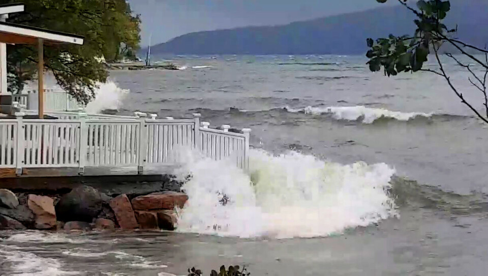 STORMFLO: Bølgene skylte opp på plattingen av flere hytter i Hyggen. Klikk på bildet for å se video!