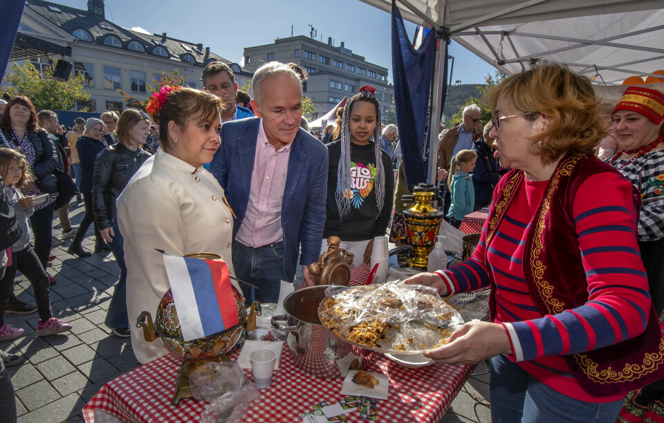 MINISTER-PRAT: Jan Tore Sanner flankert av Drammens egen Ana-Maria Silva-Harper fikk servert russisk te. (FOTO: NILS J. MAUDAL)